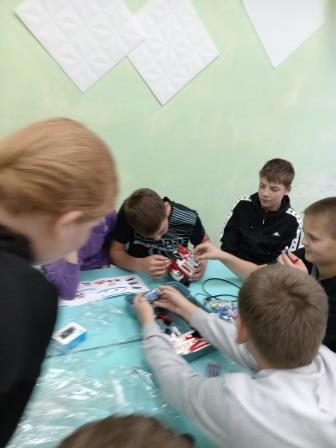 Собираем роботов. Занятие по робототехнике 5-9 классы